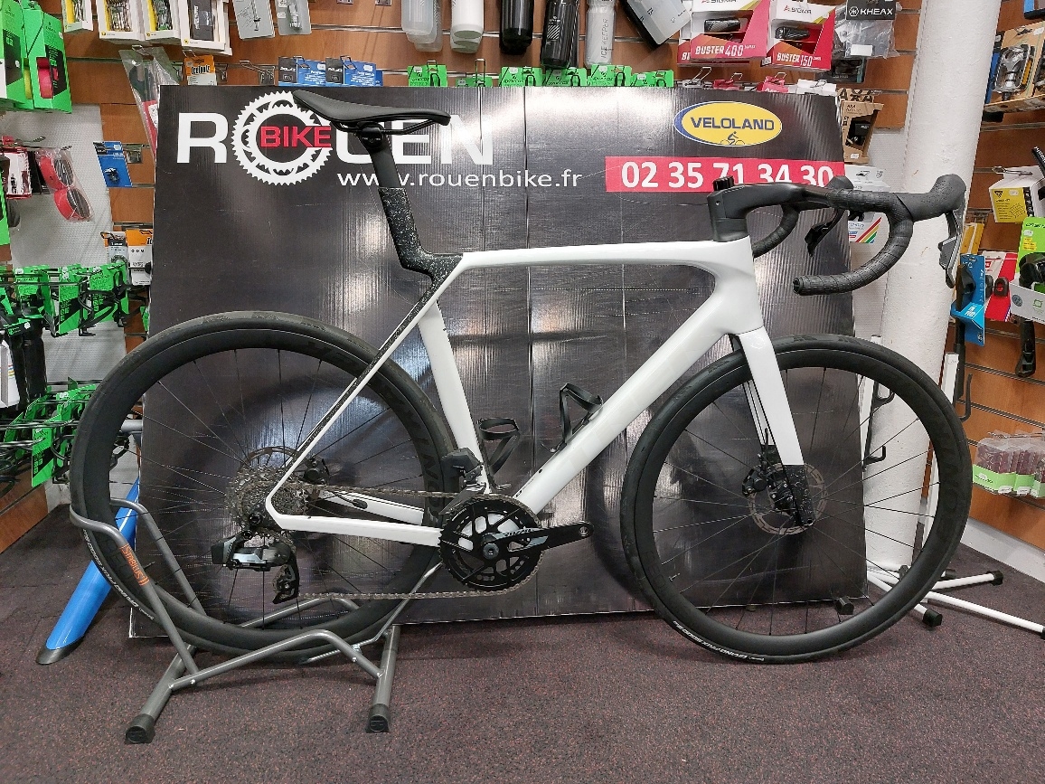 Vélo route course Trek Madone SL6 Rival AXS