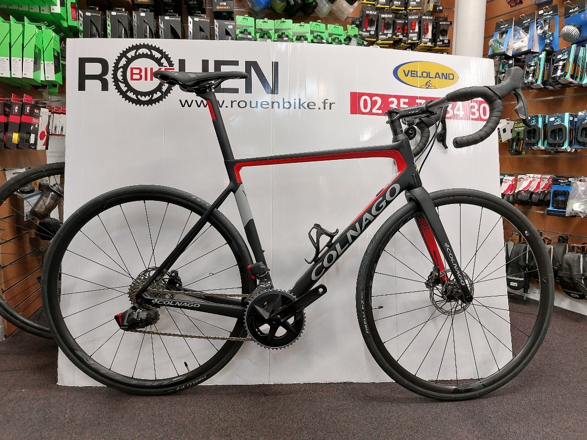 Vélo de route course Colnago V3 noir et rouge